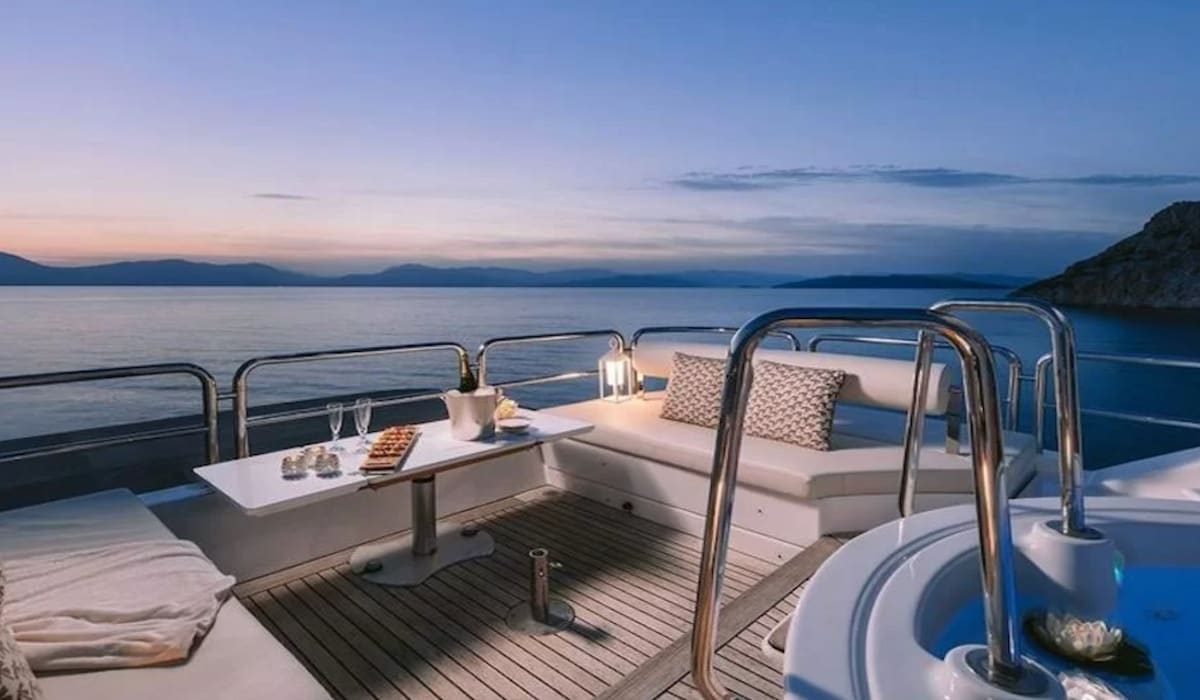 Luxury yacht charter Mykonos, luxury yacht charter Greece.